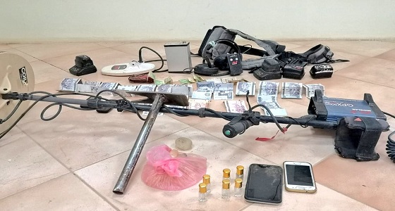 ضبط وافدين يمارسون التنقيب عن المعادن