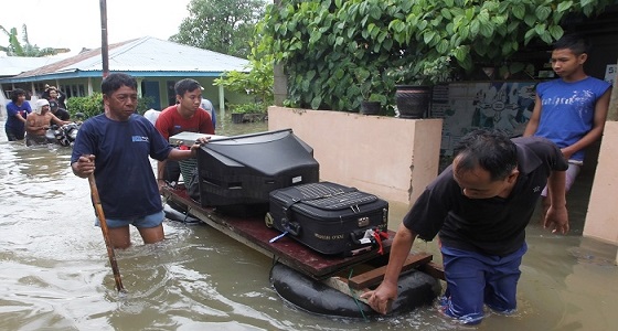 مصرع 40 شخصًا وإجلاء الآلاف في فيضانات إندونيسيا