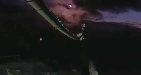 بالفيديو.. لحظة اختراق نيزك بكرة نارية للسماء ويصطدم بالأرض