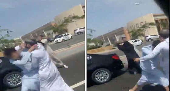 فيديو صادم لشابين يتشاجران مع امرأة ومسن في أحد شوارع جدة