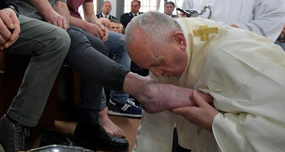 بالصور.. بابا الفاتيكان يغسل أقدام السجناء ويقبلها