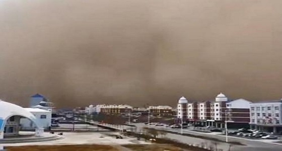 بالفيديو.. عاصفة رملية عاتية تخفي مدينة في ثوان