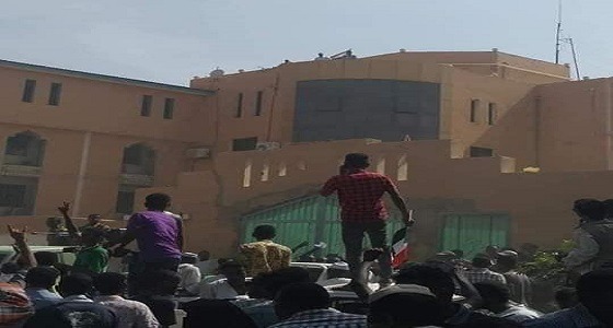 بالفيديو والصور.. الجماهير تسيطر على وكر عصابات ” البشير ” ومخابراته