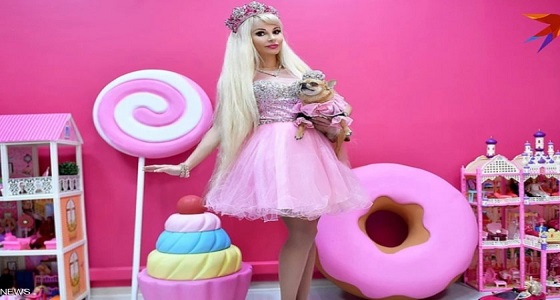 امرأة تنفق آلاف الدولارات على عمليات التجميل بسبب ” باربي “