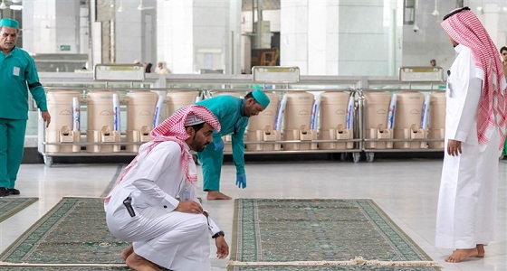 بالصور.. 21 ألف سجادة جديدة تكسو جنبات المسجد الحرام