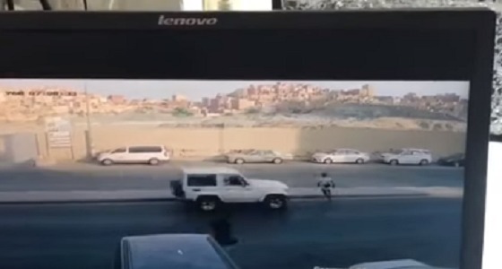 بالفيديو.. مخالف ينطلق مسرعًا للهرب بعد تعرضه لحادث دهس مروع