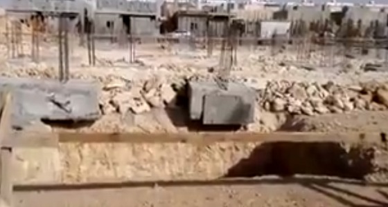 بالفيديو.. مواطن يوثق الغش في بناء مجمع فلل