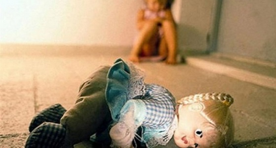 ” أب ” يهتك عرض ابنته ويهددها بقطع رأسها