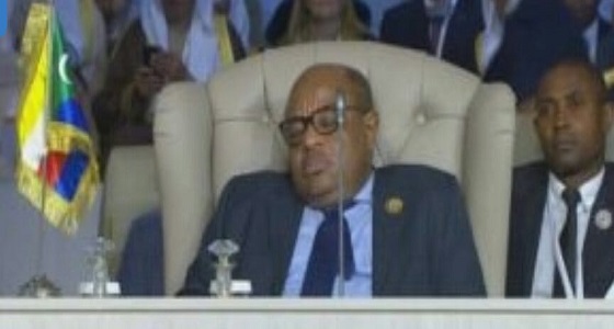 بالصور.. زعماء عرب يغطون في نوم عميق أثناء القمة العربية بتونس 