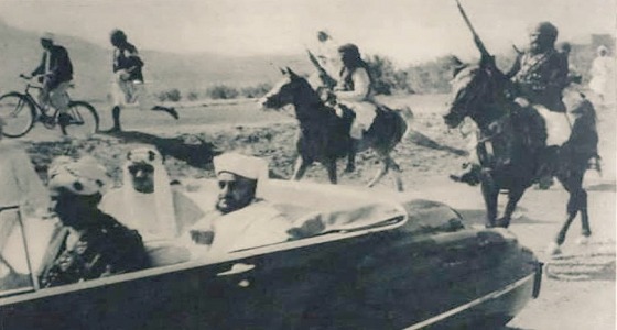 الملك سعود في سيارة مكشوفة بشوارع صنعاء في الخمسينيات