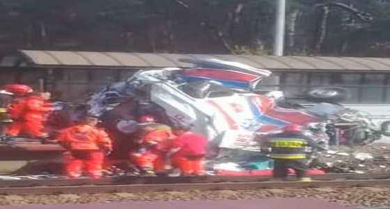 بالفيديو.. قطار يصطدم بسيارة إسعاف يحولها لكتلة من المعدن