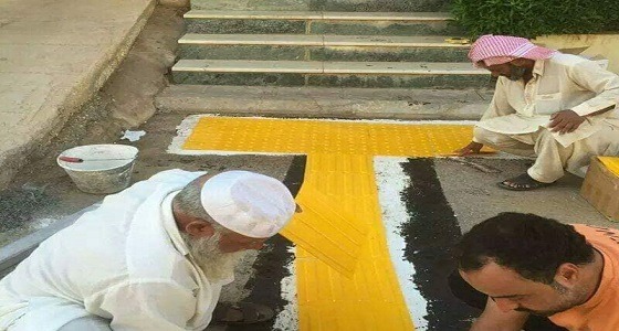 بالصور.. مواطن يصمم طريقًا لمساعدة أخيه الكفيف في الوصول للمسجد
