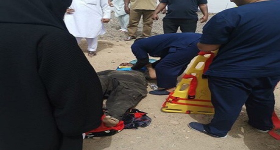 بالصور.. ممرضة تنقذ حياة مصاب وتسعف آخر إثر حادث مروري على طريق الهجرة