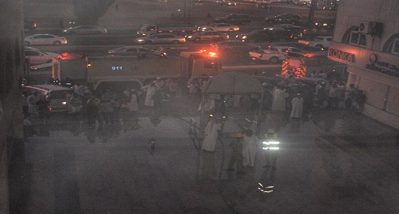 بالصور.. اندلاع حريق في الدور الثالث لبناية سكنية بجدة