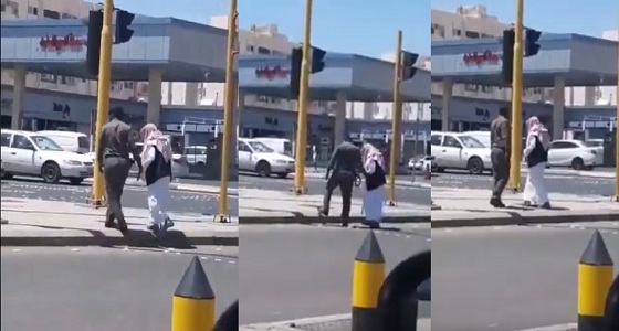 فيديو مؤثر لرجل أمن يصر على مساعدة مسن في عبور الطريق بالمدينة