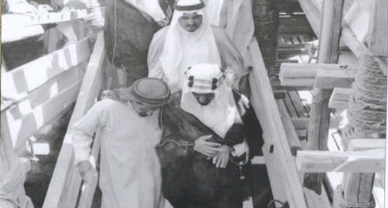 الملك فيصل يتفقد أعمال تطوير المسجد الحرام قبل 55 عاما