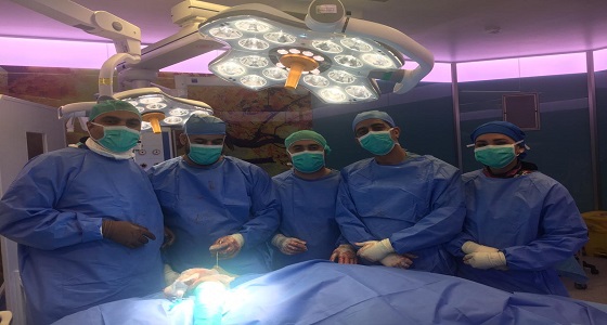 بالصور.. فريق طبي يثبت كسر متفتت ونادر لأربعيني بشرق جدة