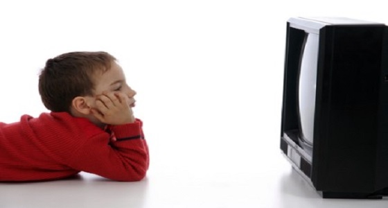 تحذير للآباء.. التليفزيون يعرض أطفالكم لمشكلات سلوكية 