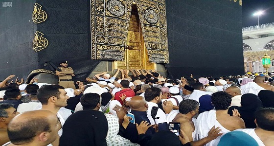 بالصور.. الملتزم جزء من الكعبة المشرفة ومعلم من معالم المسجد الحرام