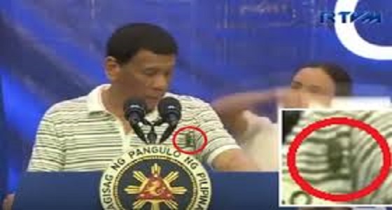 بالفيديو.. رد فعل رئيس الفلبين عندما تسلق ” صرصور ” ملابسه أثناء خطاب رسمي