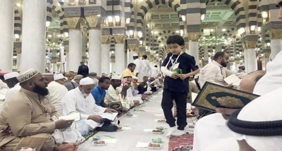 بيد مكسورة.. الطفل ريان يخدم زوار المسجد النبوي