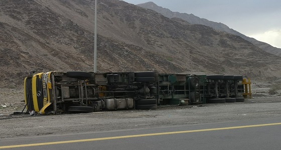 بالصور.. نوم سائق شاحنة يتسبب في انقلابها بعقبة شعار