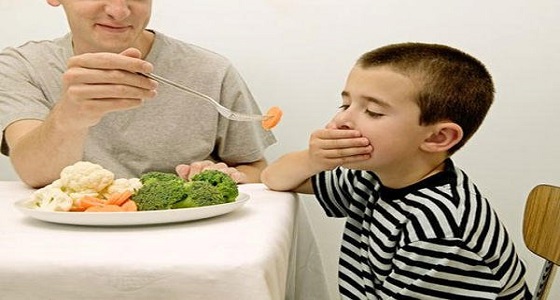 طفلك لا يأكل.. 8طرق لجعل الأطفال يهتمون بتناول طعامهم