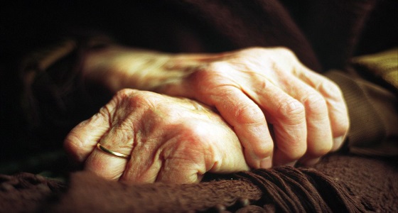 عمرها 102 عام.. امرأة تقتل جارتها التسعينية خنقا