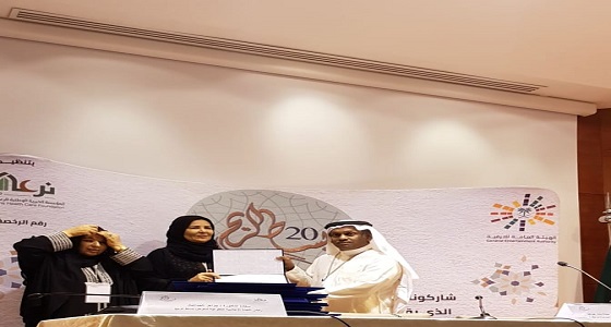 الأميرة عادلة تكرم المخرج  ” يوسف عبدالحليم ” في مهرجان بساط الريح لعام ١٤٤٠