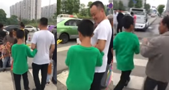 بالفيديو.. موقف طريف لطفل يمسك ذراع رجلا غريبا بالخطأ بدلا من أمه