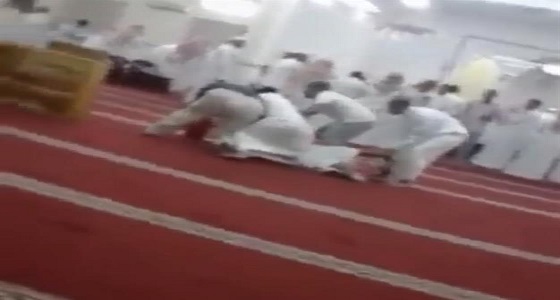 وكيل محافظة بارق يوضح حقيقة فيديو مشاجرة المسجد