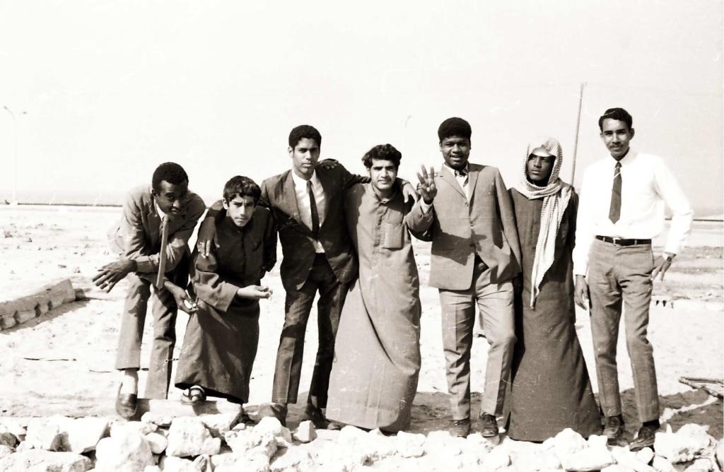 صورة نادرة لشباب من الدمام قبل 50 سنة