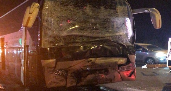 حادث مروري بين حافلتين يسفر عن إصابة 26 معتمرا على طريق المدينة المنورة