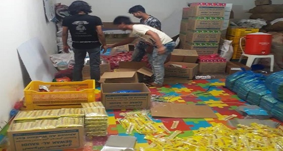 عمالة وافدة مخالفة تدير معملا عشوائيا لتجميع ” المساويك ” غير الصالحة