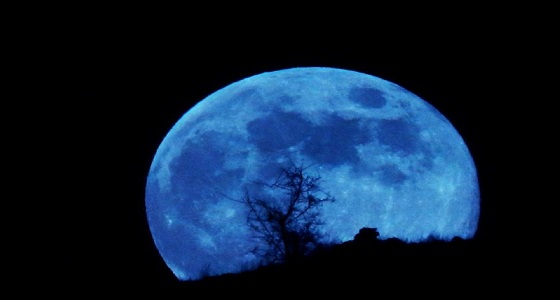 &#8221; القمر الأزرق &#8221; يظهر للعالم في ظاهرة فلكية مميزة
