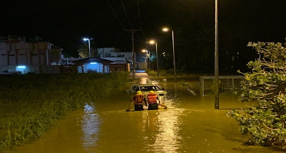 احتجاز شخص داخل مركبته في تجمع للمياه بنجران.. والمدني يتدخل
