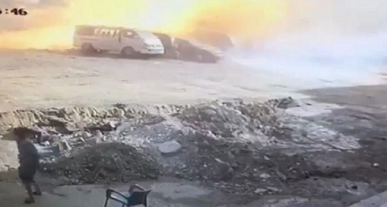 بالفيديو.. نجاة مواطنين ومركبتين محملتين بالركاب أثناء حريق هائل لأنبوب غاز بمصر