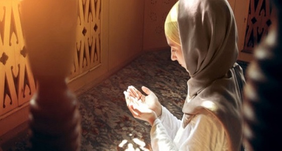 بالفيديو.. مدربة إتيكيت: لا تأخذِ طفلك ولا تفترشي وتعطري عند ذهابك للمسجد