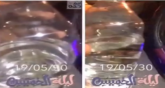 بالفيديو.. محطة بنزين تقدم مياة بتاريخ مزور هدية للمواطنين في جدة