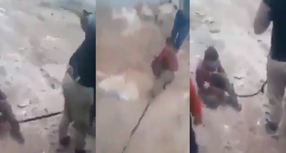 بالفيديو.. لحظات إجرامية لتعذيب سوري وسحله بسيارة مسلحين يحملون علم تركيا