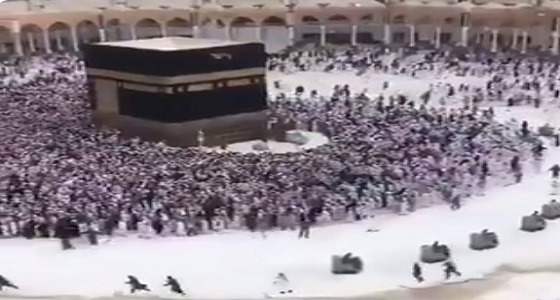 بالفيديو.. تنظيف صحن المطاف بسرعة وفاعلية مع استمرار المعتمرين بالطواف حول الكعبة