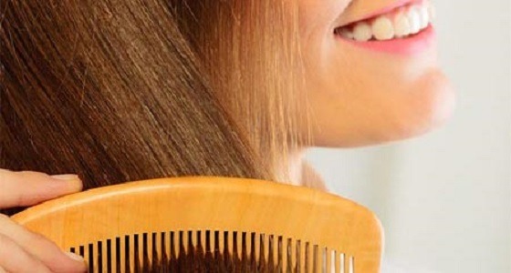 فوائد استخدام ” المشط الخشب ” لصحة شعرك