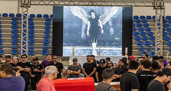 بالصور.. مصرع مغني شهير أثناء ذهابه للاحتفال بعيد ميلاد صديقته 