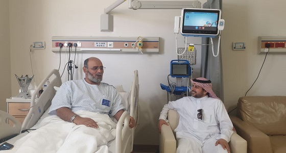 د. الدواس يطمأن على صحة العبدالواحد