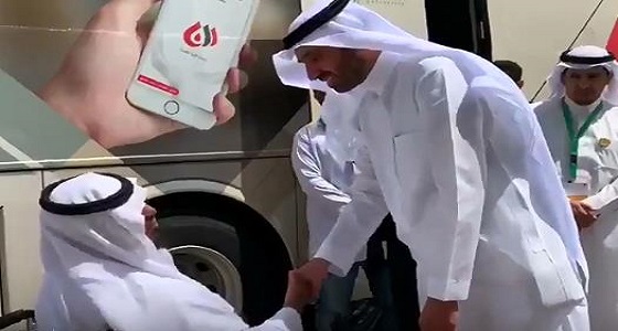 بالفيديو.. وزير العمل لأحد المستفيدين من الوزارة: ” أبشر ” 