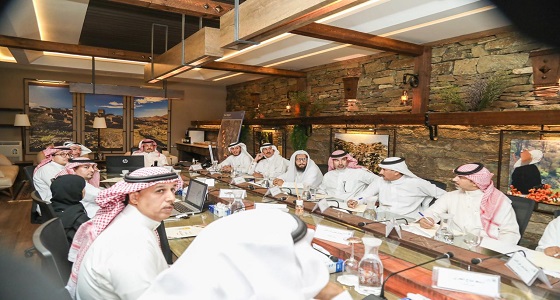 أمير عسير يلتقى أعضاء المجلس البلدي بالنماص