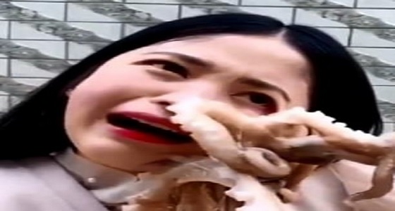 بالفيديو.. أخطبوط ينتقم من فتاة حاولت التهامه