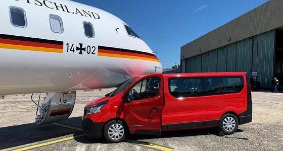 ” بسبب صورة معجبة  “.. اصطدام بين شاحنة وطائرة ميركل