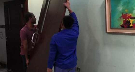 بعدما أثار جدلا واسعا.. أول تعليق لعميد كلية بالقنفذة على ” خلعه باب مكتبه “