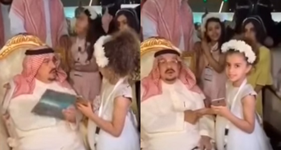 بالفيديو.. أمير الرياض يُعطي طفلة ” آيفون ” بعد إلقائها قصيدة وطنية